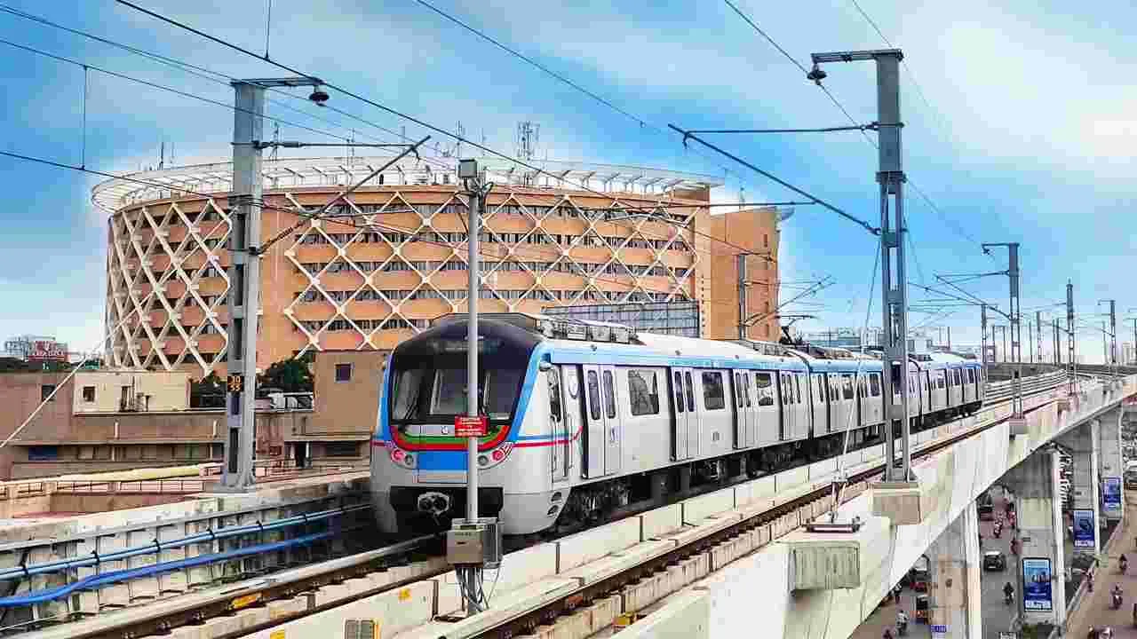 Metro trains: అర్ధరాత్రి వరకు మెట్రో రైళ్లు..