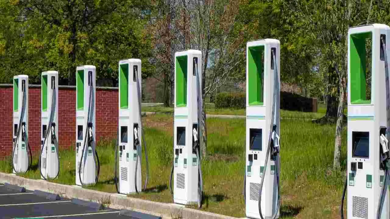 EV charging stations: సర్కిల్‌, డివిజన్‌ కార్యాలయాల్లో ఈవీ చార్జింగ్‌ స్టేషన్లు
