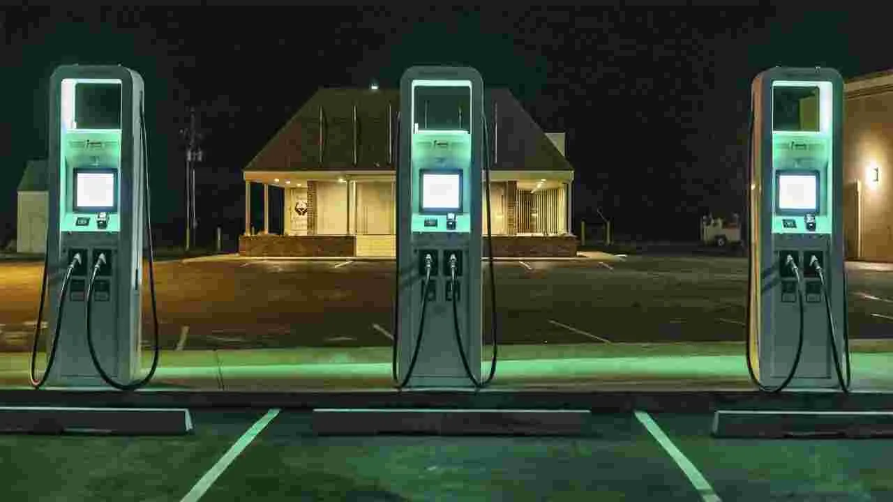 Hyderabad: గ్రేటర్‌లో.. 2వేల ఈవీ చార్జింగ్‌ స్టేషన్లు