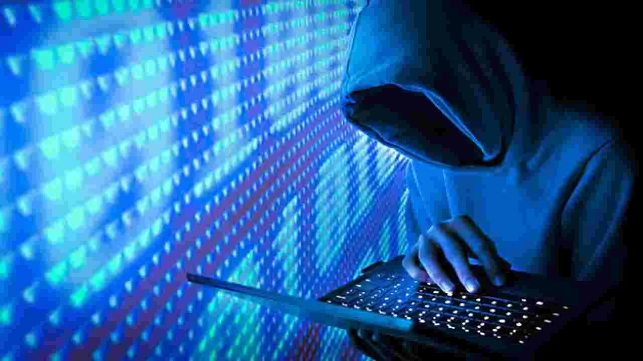 Cyber Criminals: అమెజాన్‌ కస్టమర్‌ కేర్‌ నంబర్‌ కోసం గూగుల్‌లో సెర్చ్ చేస్తే.. రూ. 1.36 లక్షలు మాయం