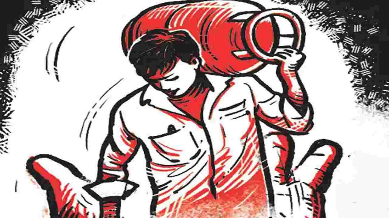 Hyderabad: గ్యాస్‌ డెలివరీ బాయ్‌.. గంజాయి స్మగ్లర్ అయ్యాడు..