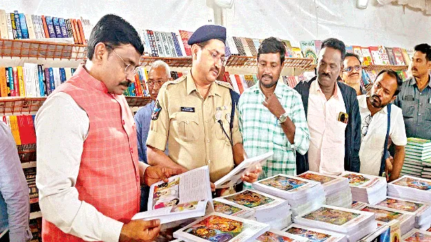 No Phone… Love the Book!  ఫోన్‌ వద్దు...పుస్తకం ముద్దు