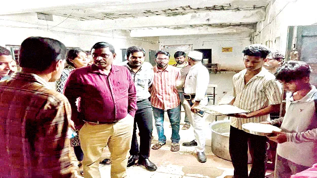 Collector Angered  హాస్టల్‌ అపరిశుభ్రతపై కలెక్టర్‌ ఆగ్రహం