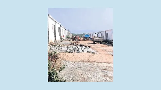 ఇళ్లు సరే...వసతులేవీ?