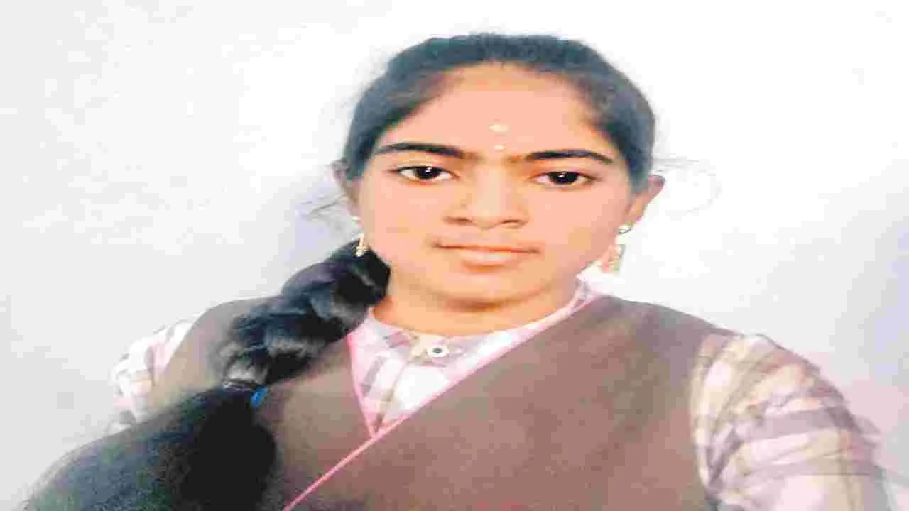 Konaseema District: క్లాస్‌లో టెన్త్‌ విద్యార్థిని మృతి
