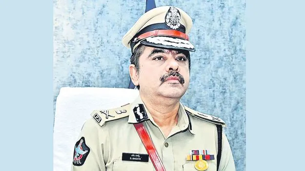 గీత దాటుతున్న ఎస్‌ఐలు!