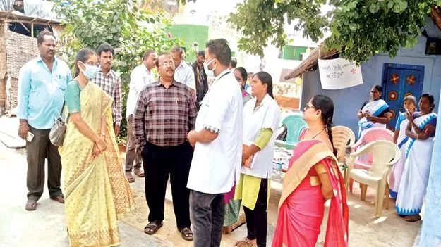 వాల్మీకినగర్‌లో పర్యటించిన అధికారులు