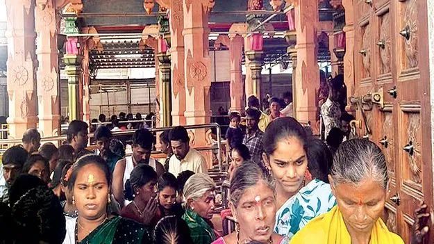 ఆలయాలకు పోటెత్తిన భక్తులు