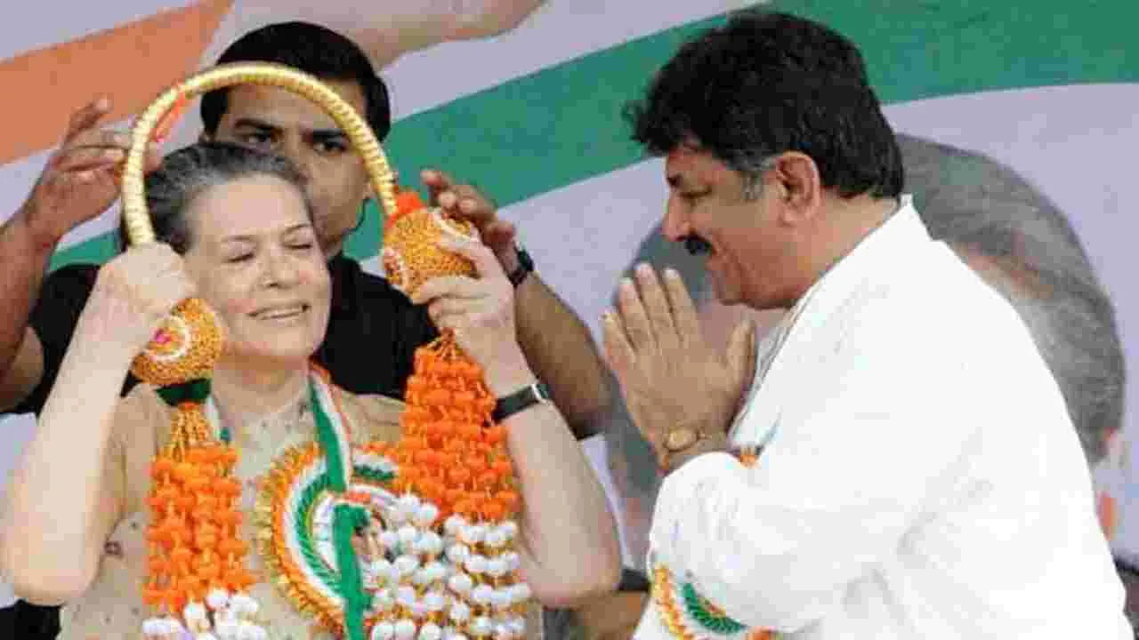 Sonaia Sacrificed Power: పీఎం పదవిని సోనియా త్యాగం చేశారు.. సీఎం సమక్షంలో డీకే ఆసక్తికర వ్యాఖ్యలు
