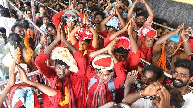 Durga Temple: మూడవ రోజుకు దీక్ష విరమణలు.. తరలివచ్చిన భవానీలు