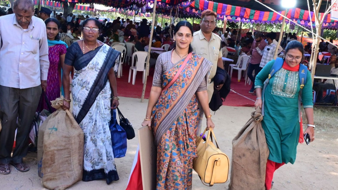 తొలి విడత పంచాయతీ పోలింగ్... గ్రామాలకు తరలివెళ్తున్న ఎలక్షన్ సిబ్బంది