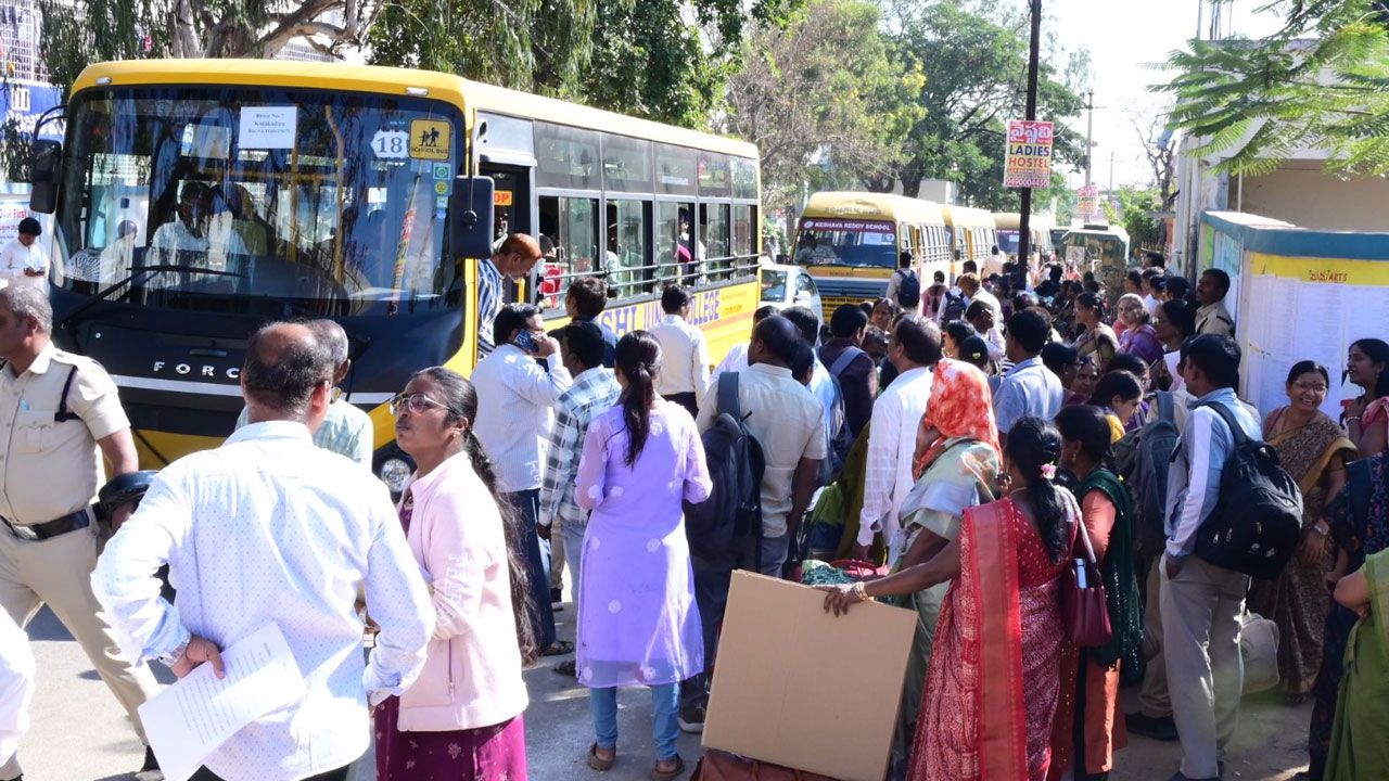 తొలి విడత పంచాయతీ పోలింగ్... గ్రామాలకు తరలివెళ్తున్న ఎలక్షన్ సిబ్బంది