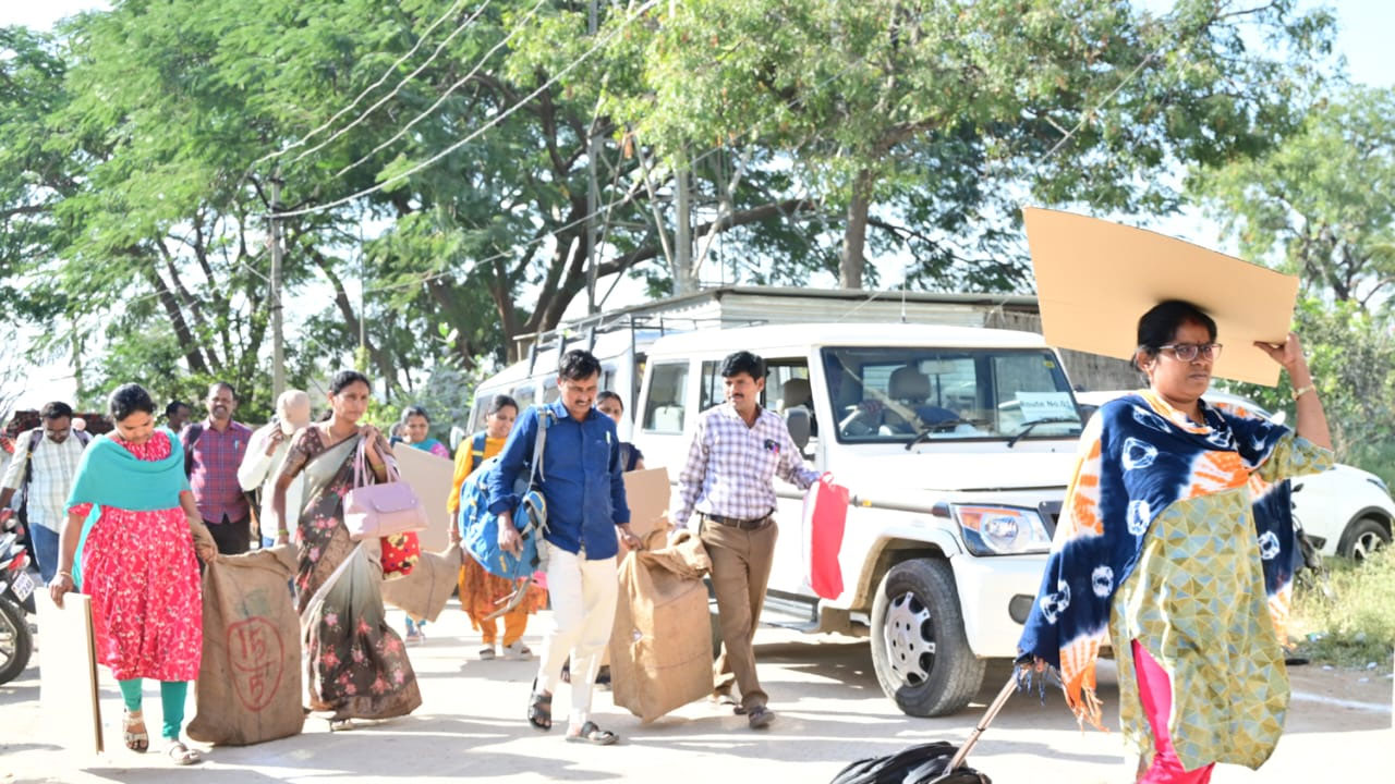 తొలి విడత పంచాయతీ పోలింగ్... గ్రామాలకు తరలివెళ్తున్న ఎలక్షన్ సిబ్బంది