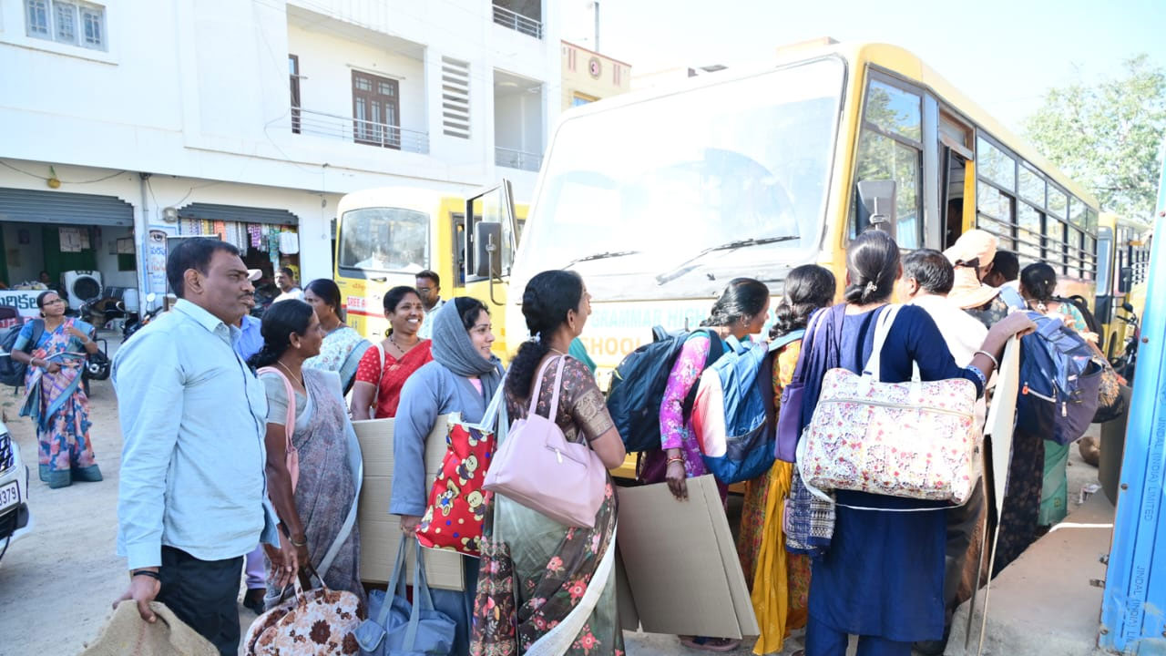 తొలి విడత పంచాయతీ పోలింగ్... గ్రామాలకు తరలివెళ్తున్న ఎలక్షన్ సిబ్బంది