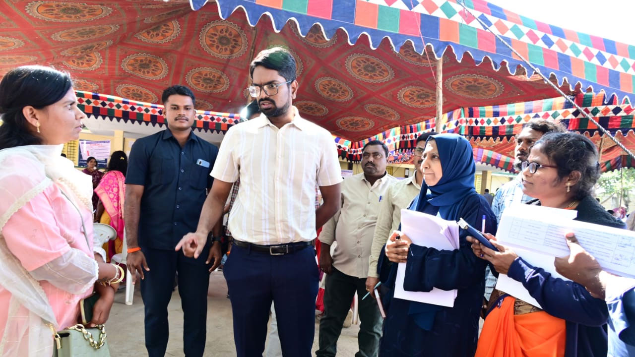 తొలి విడత పంచాయతీ పోలింగ్... గ్రామాలకు తరలివెళ్తున్న ఎలక్షన్ సిబ్బంది