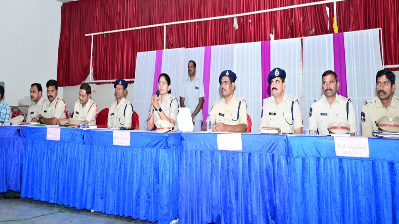 తొలి విడత పంచాయతీ పోలింగ్... గ్రామాలకు తరలివెళ్తున్న ఎలక్షన్ సిబ్బంది