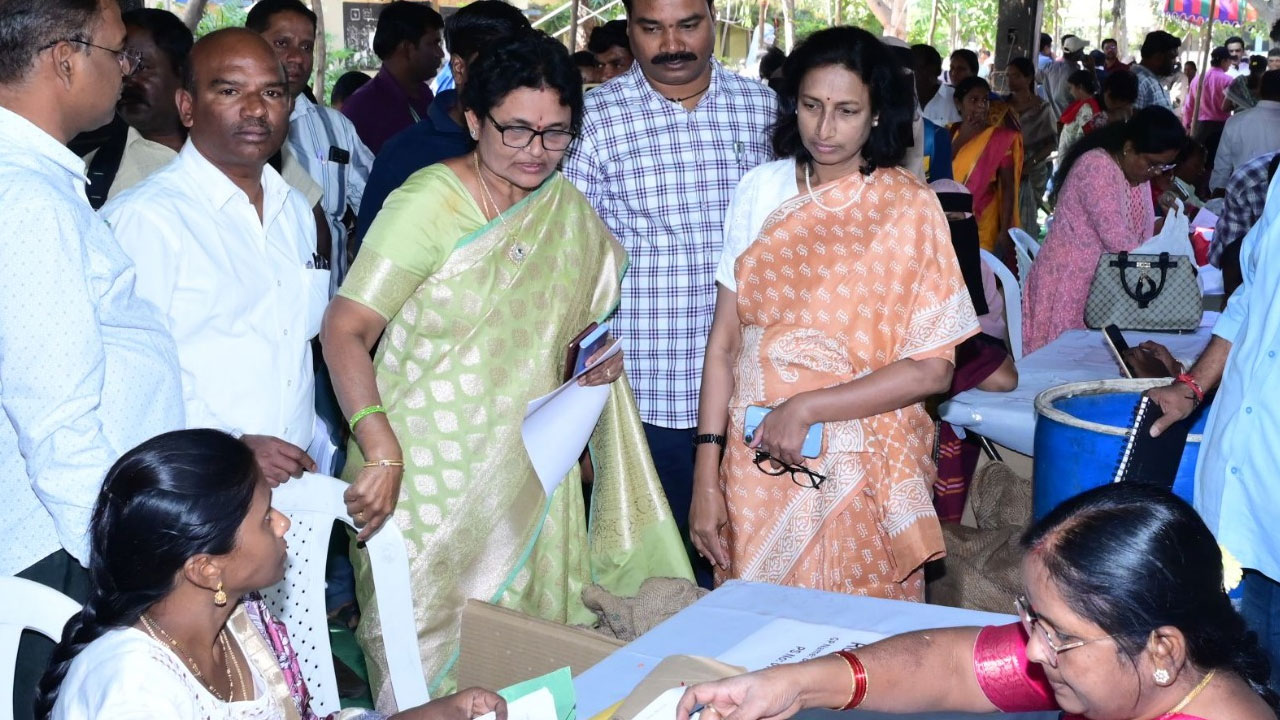 తొలి విడత పంచాయతీ పోలింగ్... గ్రామాలకు తరలివెళ్తున్న ఎలక్షన్ సిబ్బంది