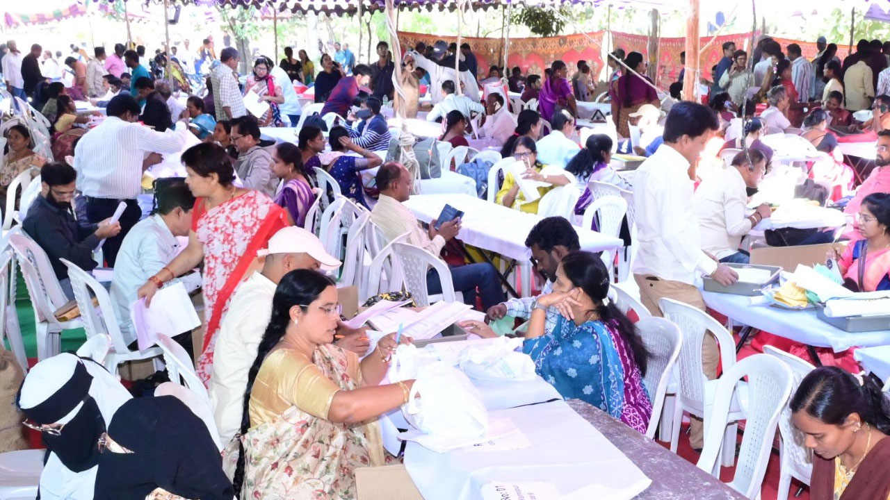 తొలి విడత పంచాయతీ పోలింగ్... గ్రామాలకు తరలివెళ్తున్న ఎలక్షన్ సిబ్బంది