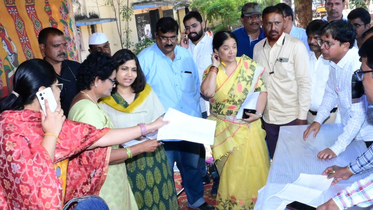 తొలి విడత పంచాయతీ పోలింగ్... గ్రామాలకు తరలివెళ్తున్న ఎలక్షన్ సిబ్బంది