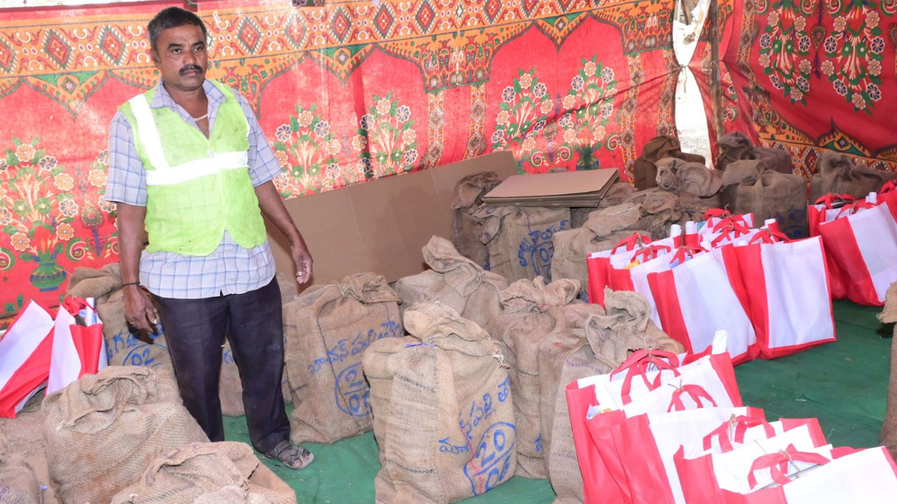 తొలి విడత పంచాయతీ పోలింగ్... గ్రామాలకు తరలివెళ్తున్న ఎలక్షన్ సిబ్బంది