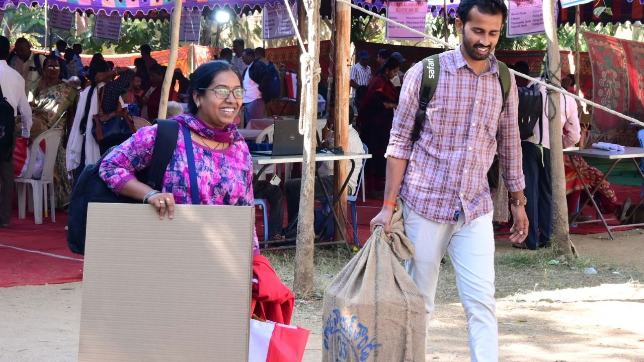 తొలి విడత పంచాయతీ పోలింగ్... గ్రామాలకు తరలివెళ్తున్న ఎలక్షన్ సిబ్బంది