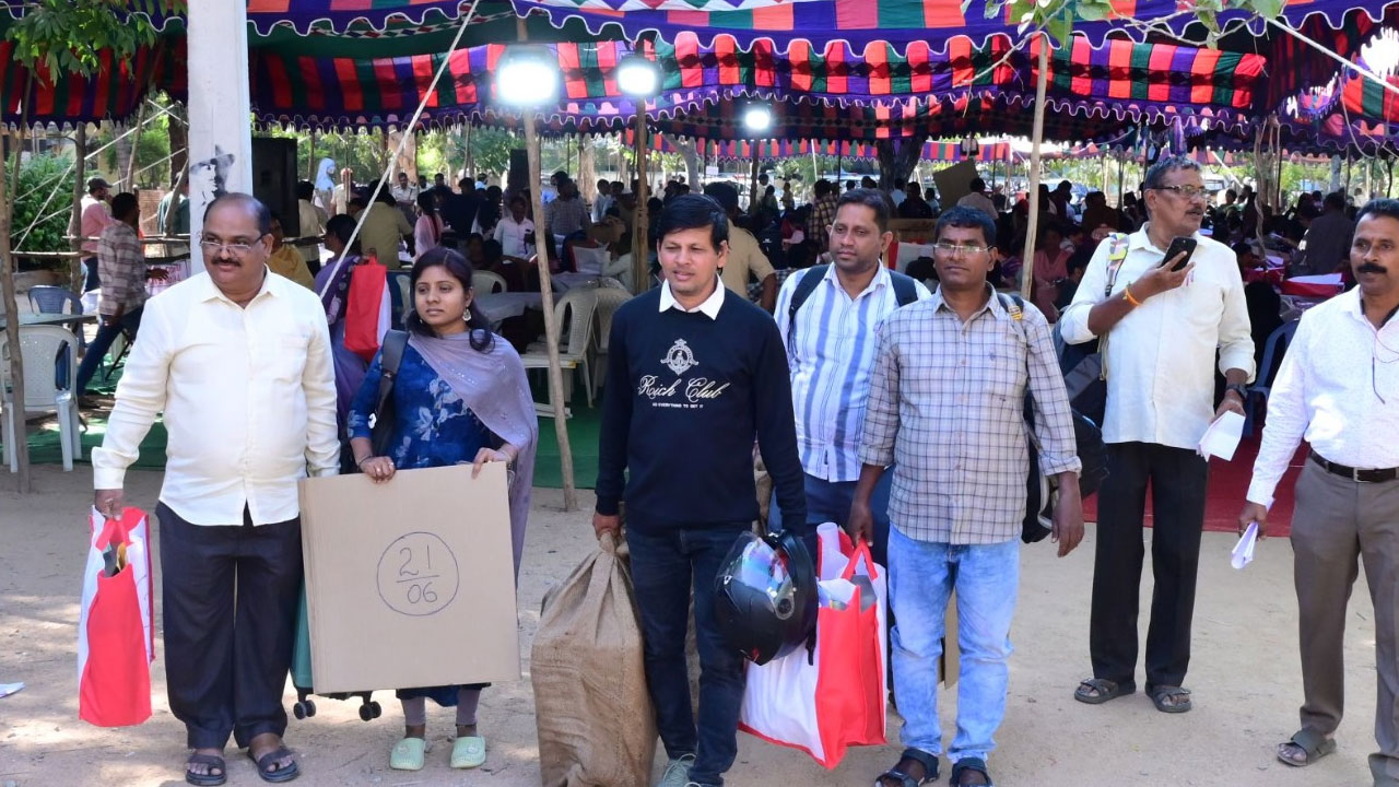 తొలి విడత పంచాయతీ పోలింగ్... గ్రామాలకు తరలివెళ్తున్న ఎలక్షన్ సిబ్బంది