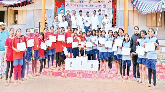 క్రీడల్లోనూ రాణించాలి