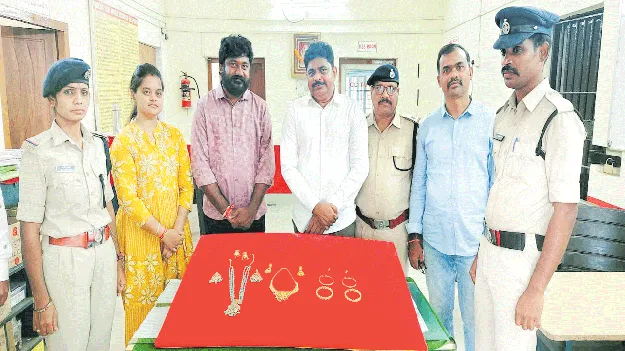 రూ.8 లక్షల ఆభరణాల బ్యాగ్‌ అప్పగింత