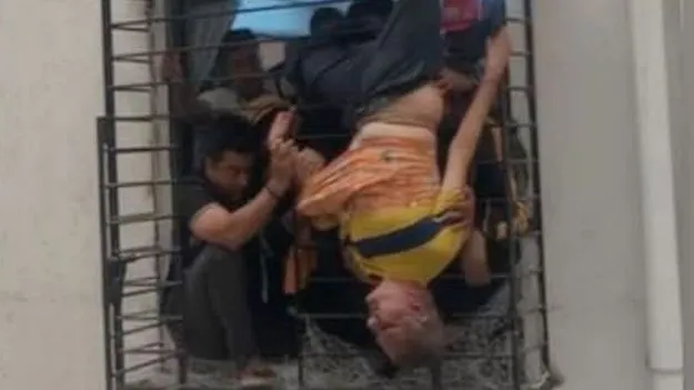 Man Falls From 10th Floor: చావును మోసం చేసిన వ్యక్తి.. 10వ అంతస్తు నుంచి కిందపడ్డా కూడా..