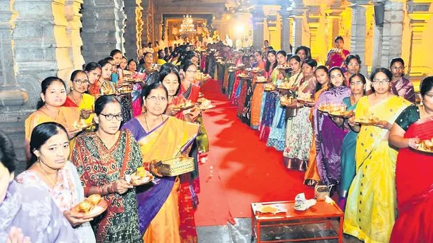 యాదగిరీశుడికి శాసో్త్రక్తంగా నిత్య పూజలు