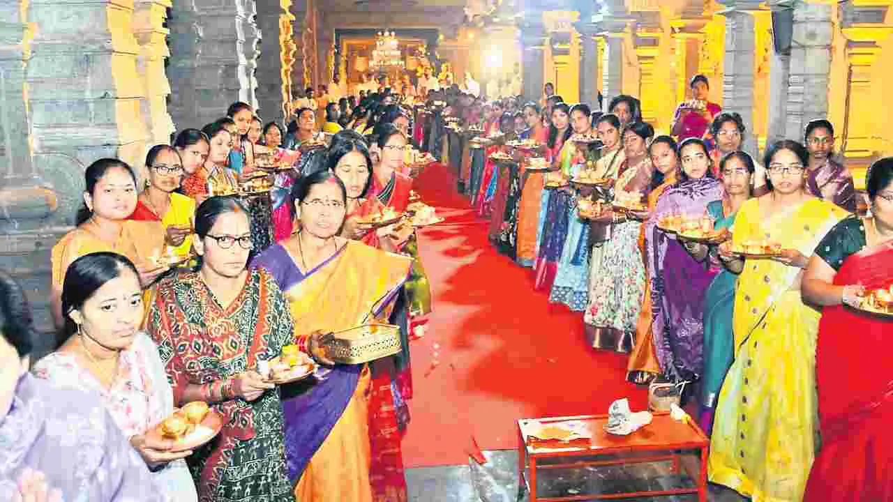 యాదగిరీశుడికి శాసో్త్రక్తంగా నిత్య పూజలు