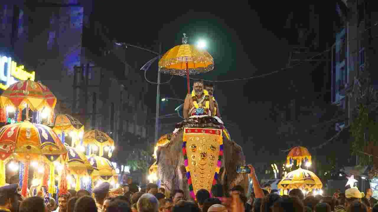 భాగ్యనగరంలో అంగరంగ వైభవంగా గజారోహణం