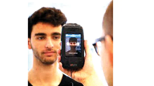 ఆ ఐరిస్‌ స్కానర్లు వెనక్కొస్తాయా?