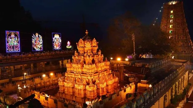 Bhavani Deeksha: మరికొన్ని గంటల్లో దీక్ష విరమణ.. ఇంద్రకీలాద్రికి పోటెత్తనున్న భవానీలు