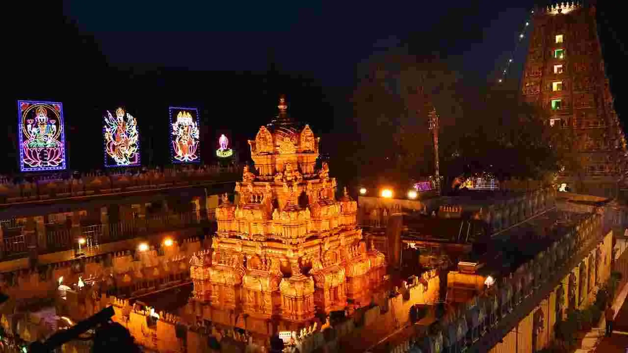 Bhavani Deeksha: మరికొన్ని గంటల్లో దీక్ష విరమణ.. ఇంద్రకీలాద్రికి పోటెత్తనున్న భవానిలు