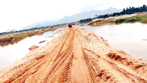  Sand Mafia ఆగని ఇసుక దందా