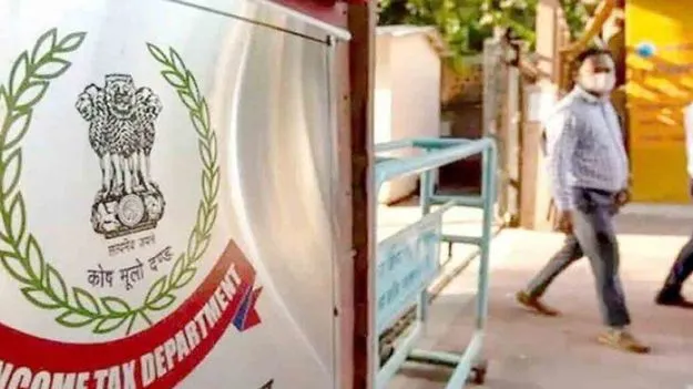 IT Raids: భాగ్యనగరంలో ఐటీ అధికారుల సోదాలు.. కీలక ఫైళ్లు స్వాధీనం