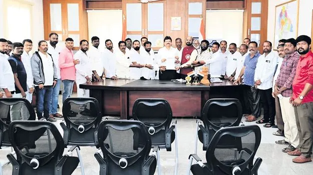 అర్హులందరికీ అక్రిడిటేషన కార్డులు ఇవ్వాలి