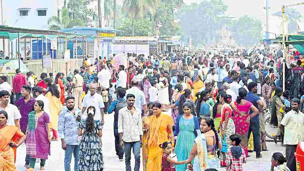 Kanipakam: వరసిద్ధుడి దర్శనానికి 4 గంటలు