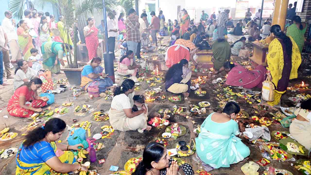 Karthika Masam Last Monday: కార్తీక మాసం ఆఖరి సోమవారం.. ఆలయానికి పోటెత్తిన భక్తులు