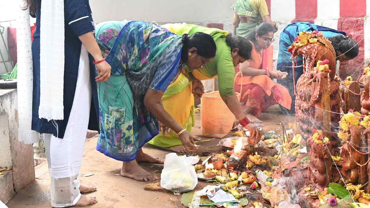 Karthika Masam Last Monday: కార్తీక మాసం ఆఖరి సోమవారం.. ఆలయానికి పోటెత్తిన భక్తులు