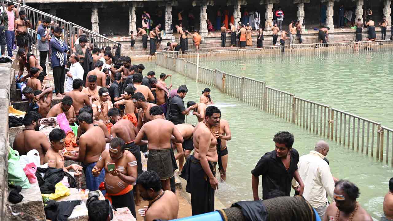 Karthika Masam Last Monday: కార్తీక మాసం ఆఖరి సోమవారం.. ఆలయానికి పోటెత్తిన భక్తులు