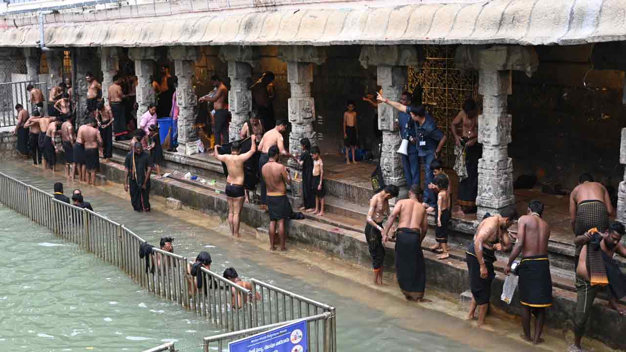 Karthika Masam Last Monday: కార్తీక మాసం ఆఖరి సోమవారం.. ఆలయానికి పోటెత్తిన భక్తులు