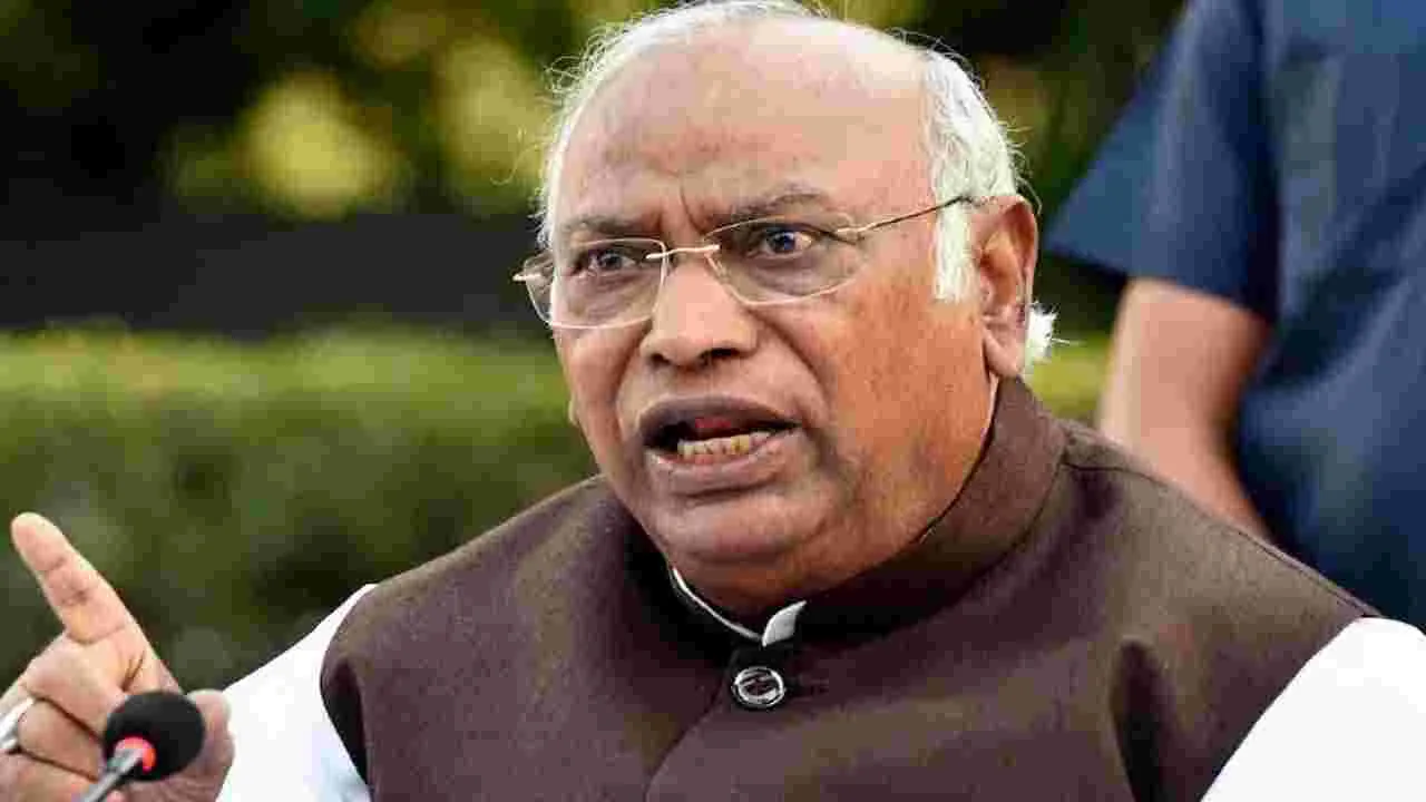 Mallikarjun Kharge: అంతర్గత వివాదాలకు స్థానిక నాయకులే బాధ్యులు.. తేల్చేసిన ఖర్గే