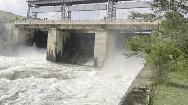 కృష్ణాపురం రిజర్వాయర్‌ గేట్లు ఎత్తివేత