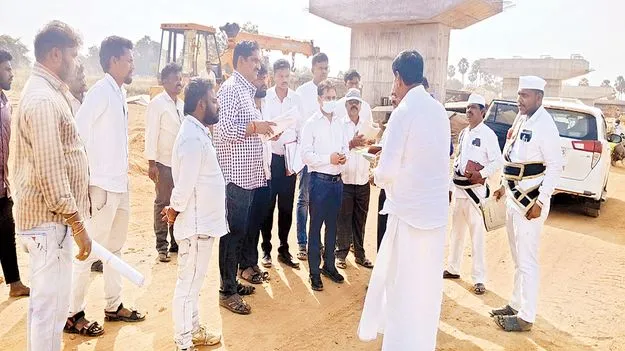 భూమి కోల్పోయిన రైతులకు న్యాయం చేస్తాం