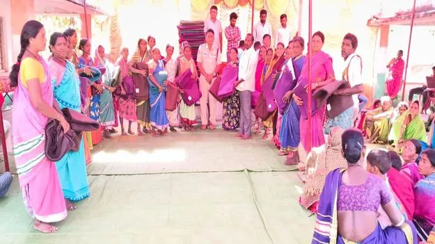 kumaram bheem asifabad- ఆదివాసీలకు దుప్పట్లు పంపిణీ