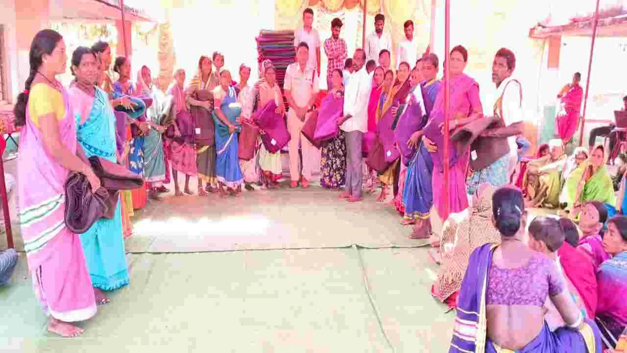kumaram bheem asifabad- ఆదివాసీలకు దుప్పట్లు పంపిణీ