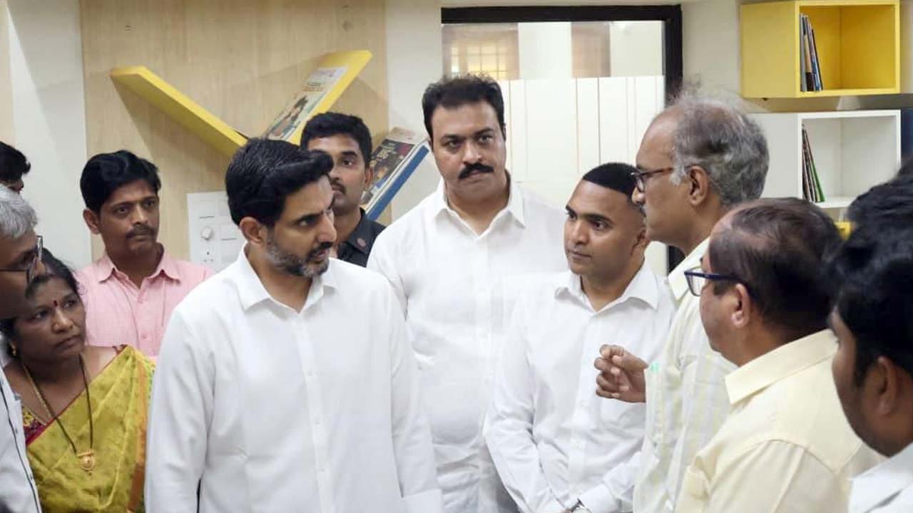 మంగళగిరిలో మోడల్ లైబ్రరీని ప్రారంభించిన మంత్రి లోకేశ్