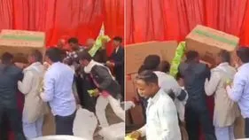 wedding stampede: పెళ్లిలో ఇదేం పనిరా అయ్యా.. అతిథులు చిప్స్ కోసం ఎలా కొట్టుకున్నారో చూడండి.. 